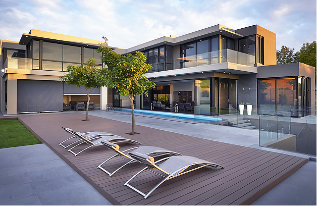 深圳市丽耐建材有限公司与我司签署网站建设定制服务